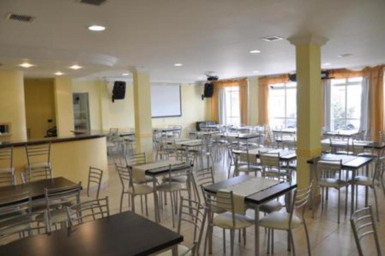 Hotel Tandil Puerto Madryn Bagian luar foto